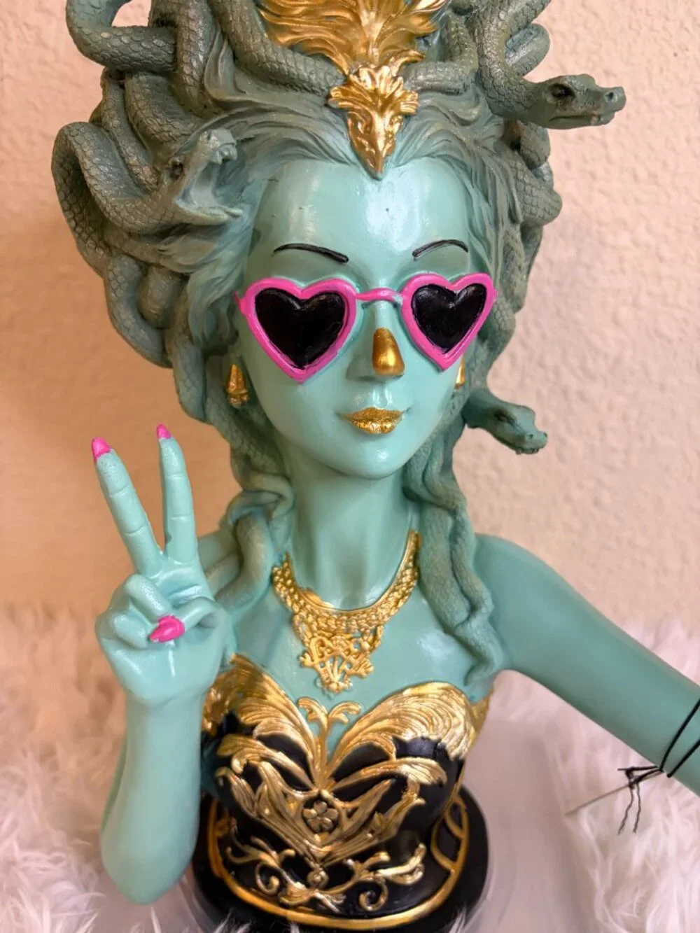 Ghoulies Medusa Selfie Bust Statue Halloween Gothic Decor Sunglasses NWT